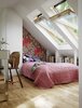 chambre-sous-les-toits-papier-peint-fleuri-couette-rose-et-coussins-fleuris-chaise-en-bois_584...jpg