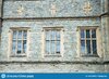 vieja-arquitectura-inglesa-tradicional-tres-ventanas-y-cruces-arriba-146102899.jpg