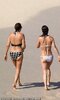 22683112-7828107-Carole_and_Pippa_strolling_along_the_beach_while_soaking_up_some-a-96_1577388...jpg