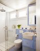 bano-con-ducha-y-mampara-bajolavabo-azul-patinado-y-mosaico-hidraulico-azul-y-blanco-00408100_...jpg