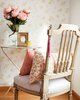 detalle-de-silla-de-madera-frente-a-pared-con-papel-pintado-de-flores-y-ramo_338555_2348e08b.jpg