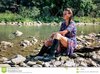 la-mujer-hermosa-está-descansando-sobre-orilla-del-río-111269036.jpg