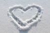 70440571-corazón-dibujado-en-nieve-blanca-y-sol.jpg