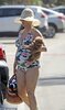 28846796-8358575-Katy_covered_up_in_shades_and_a_floppy_hat_and_also_wore_yellow_-a-5_15905197...jpg