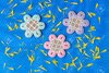 38506485-galletas-hechas-en-casa-en-forma-de-flor-decoradas-con-adornos-sobre-fondo-azul-con-p...jpg