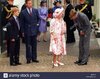 reina-madre-celebra-su-97-cumpleanos-de-agosto-de-1997-prince-william-traje-gris-zapatos-negro...jpg