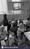 la-escuela-primaria-1970-ninos-viendo-la-television-en-la-clase-multietnica-inglaterra-70s-uk-...jpg