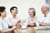 67953984-pequeño-grupo-de-personas-asiáticas-mayores-de-conseguir-juntos-hablando-y-riendo.jpg