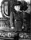 El rey juan Carlos desde pequeño ya vestia de militar.jpg