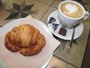 cafe-con-leche-croissant.jpg