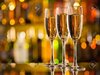 41020713-tema-de-la-celebración-con-tres-copas-de-champán-botellas-de-blur-en-el-fondo.jpg