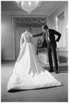 Yves Saint Laurent et la robe de mariage de Farah Dibah, impératrice d’Iran. Décembre 1959..jpg