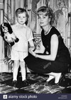 la-princesa-grace-kelly-posa-con-su-hijo-el-principe-albert-el-28-de-abril-de-1961-cortesia-cs...jpg