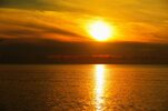 salida-sol-sobre-mar-oro-amanecer-mar-nubes-hermosa-puesta-sol-naranja-dorada_34433-190.jpg