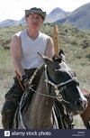 el-presidente-ruso-vladimir-putin-el-caballo-de-equitacion-en-las-estribaciones-de-las-montana...jpg
