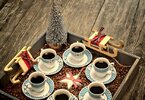 decoracion-navidad-seis-tazas-cafe-bandeja-madera_52720-425.jpg