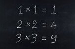18131124-ecuación-simple-multiplicación-en-la-pizarra.jpg