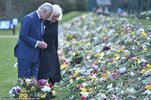 41789090-9474131-The_Prince_of_Wales_and_the_Duchess_of_Cornwall_look_at_the_flow-a-138_161848...jpg