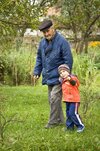 8091817-retrato-de-niño-pequeño-ayudando-a-un-anciano-en-caminar-al-aire-libre-.jpg