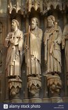 estatuas-goticas-de-una-matriz-de-santos-la-catedral-gotica-de-notre-dame-amiens-francia-d3n13r.jpg