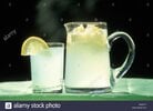 jarra-y-vaso-lleno-con-limonada-adornado-con-la-rodaja-de-limon-ajxc7y.jpg