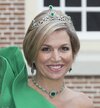 2D9AAA4000000578-3269372-Green_with_envy_Maxima_opts_for_emeralds_as_she_wears_the_Dutch_-m-98...jpg
