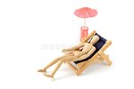 manequim-de-madeira-que-toma-o-sunbath-na-cadeira-de-plataforma-85767092.jpg