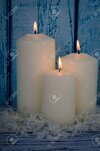 43655665-decoración-de-velas-blancas-sobre-fondo-azul-de-madera.jpg