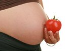 mujer-embarazada-y-tomate-10276352.jpg