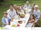 família-feliz-que-janta-junto-no-jardim-31838357.jpg