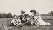 WEBB_Gustav-Adolf-och-kronprinsessan-Margareta-tillsammans-med-barnen-1914-foto-ur-bernadotteb...jpg