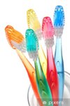 fotomurales-cinco-cepillos-de-dientes-de-color-en-un-vaso-de-agua.jpg.jpg