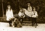 1910, 4 niños eduardianos en un jardín.jpg