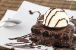 torta-de-chocolate-con-helado-encima-500x333.jpg