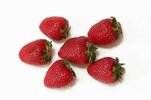 seis-fresas-rojas-y-maduras-sobre-fondo-blanco-por-cuenta-bayas-plantas-162760655.jpg
