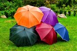 cinco-paraguas-coloridos-26516910.jpg