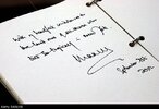 prince-charles-signature-september-2001-at-the-american-consul-in-B4WJXB.jpg
