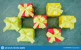 siete-cajas-de-regalo-multicolor-con-un-arco-cinta-satinada-amarilla-sobre-el-fondo-la-textura...jpg