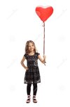 niña-que-sostiene-un-globo-en-forma-de-corazón-108521692.jpg