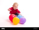 1-ano-de-edad-chico-juega-con-globos-aislado-en-blanco-bgcpm5.jpg