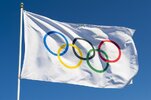 bandera-olímpica-que-agita-en-cielo-azul-brillante-60092350.jpg