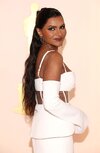 mindy-kaling-takes-a-self-proclaimed-fashion-risk-at-the-oscars-3.jpg