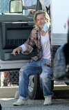 Brad-Pitt-caridad-camisa-a-cuadros-fumando-moviendo-cajas-07.jpg