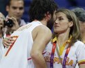 familia-real-semifinales-de-baloncesto-jjoo-2012-dona-letizia-saludando-a-navarro.jpg