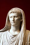 August_com_a__Pontifex_maximus__(detall)_(finals_s._I_aC),_Museu_Nacional_Romà_(Palau_Massimo)...jpg