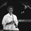 Princess Margaret con paraguas BN.jpg