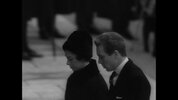 Marga y esposo. Muerte de Churchill.jpg
