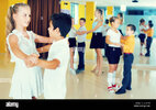 grupo-de-ninos-y-ninas-sonrientes-bailando-tango-en-dance-studio-r269ph.jpg