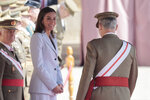 Letizia sonriente Felipe VI aniversario jura bandera.jpg