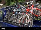 doce-bicicletas-cargadas-en-la-parte-de-atras-de-una-camioneta-azul-dy1ytf.jpg